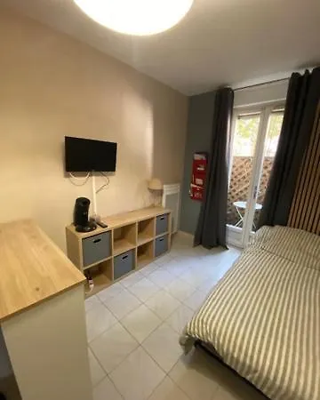 à Proximité Des Arenes De Nimes