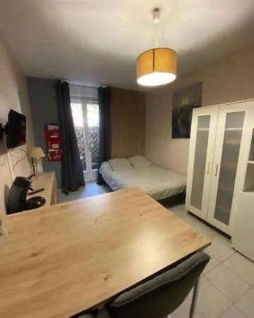 à Proximité Des Arenes De * Nimes