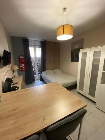 A Proximite Des Arenes De * Nîmes